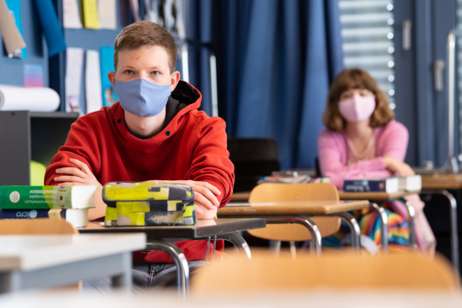 Schülern wird das Tragen einer Maske empfohlen. (Symbolbild)