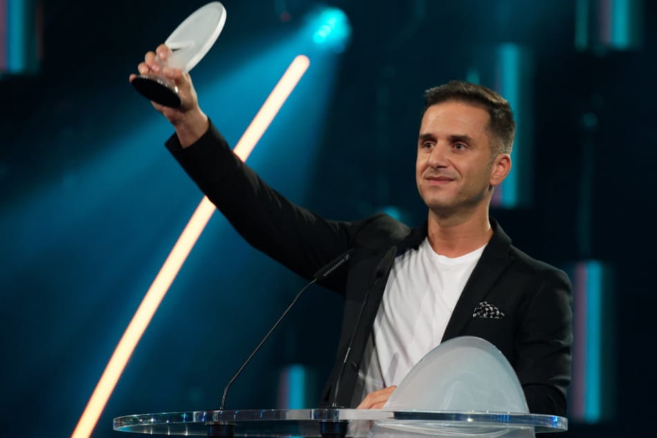 Der Comedian Özcan Cosar (39) freut sich beim "Deutschen Comedypreises 2019" über seine Auszeichnung.