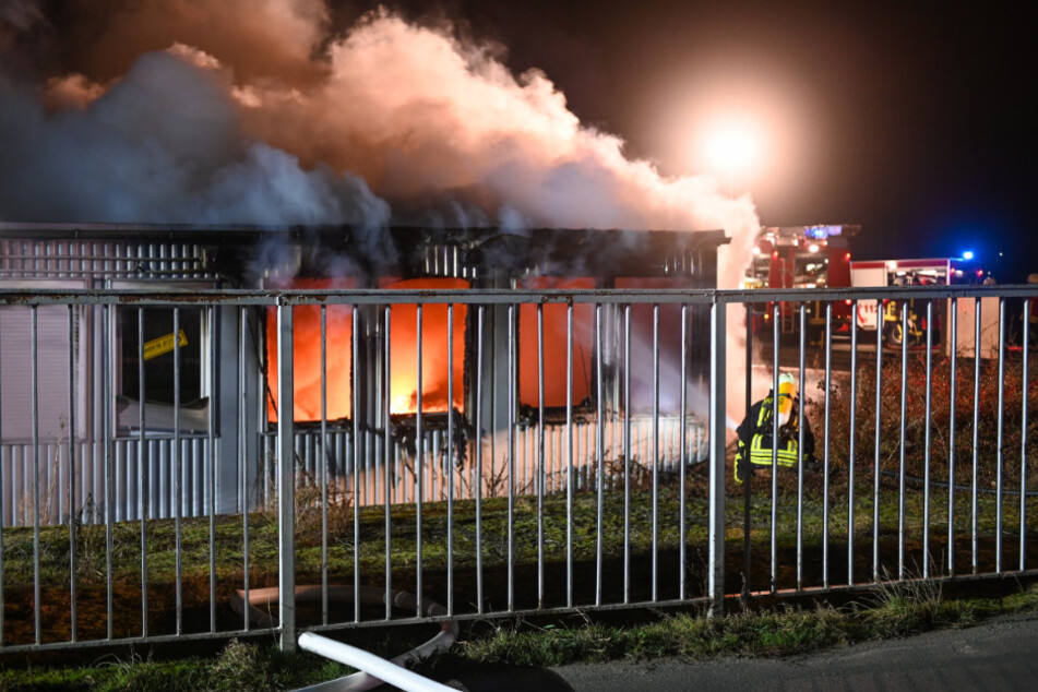 Die Feuerwehr musste mehrere brennende Container löschen.