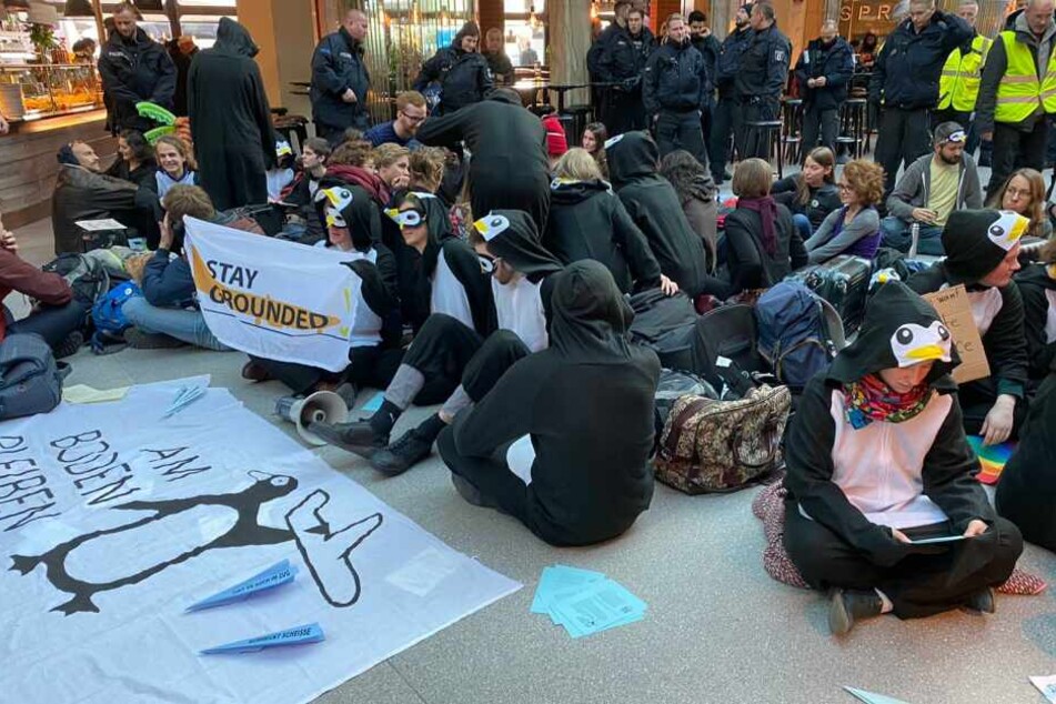 Erste Teilnehmer sorgten bereits am Vormittag für eine Blockade.