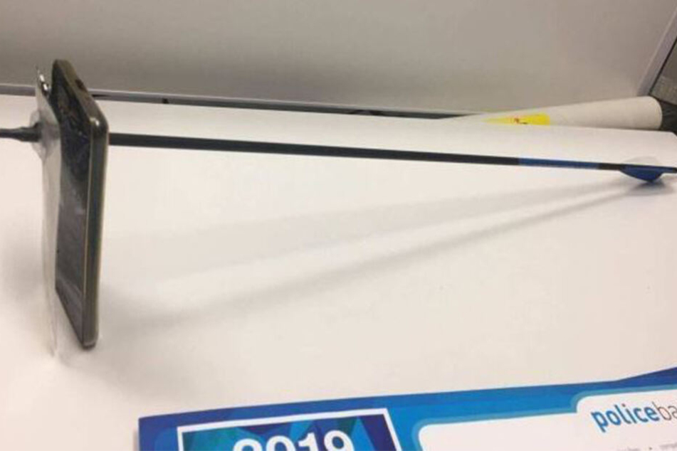 Das sieht man auch nicht alle Tage: Der Pfeil bohrte sich in das Smartphone.