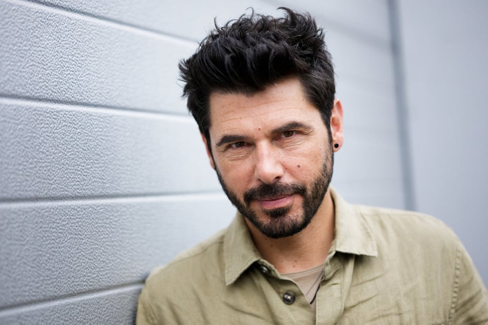 "Alles was zählt"-Star Riccardo Angelini (44) ist Vater geworden.