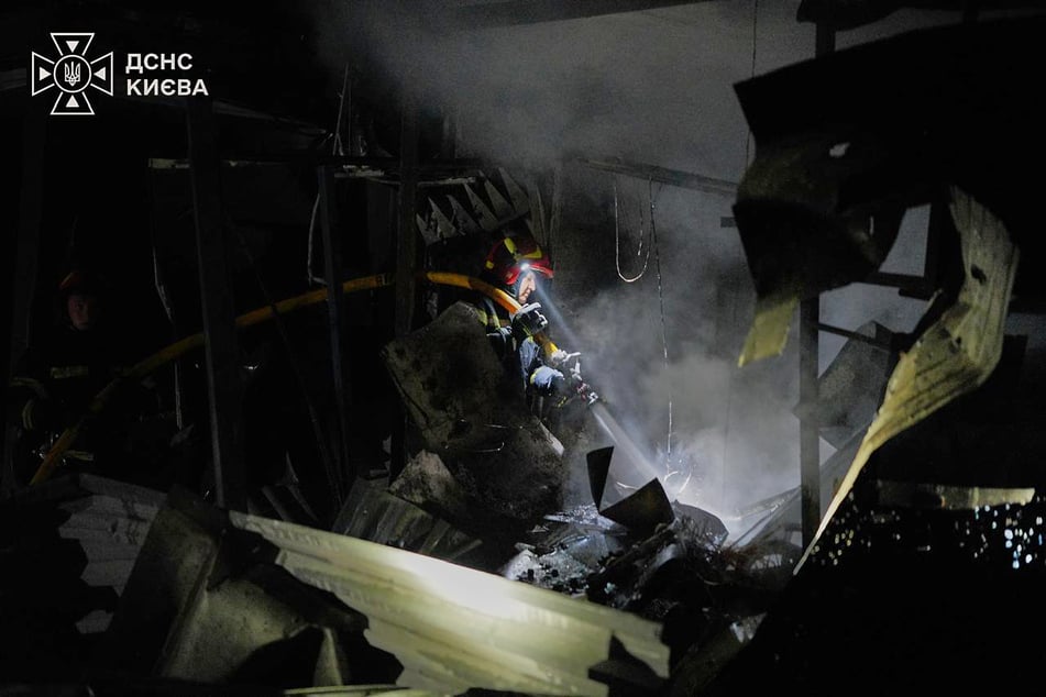 Die Feuerwehr löschte den Brand in einem Eisenbahndepot.