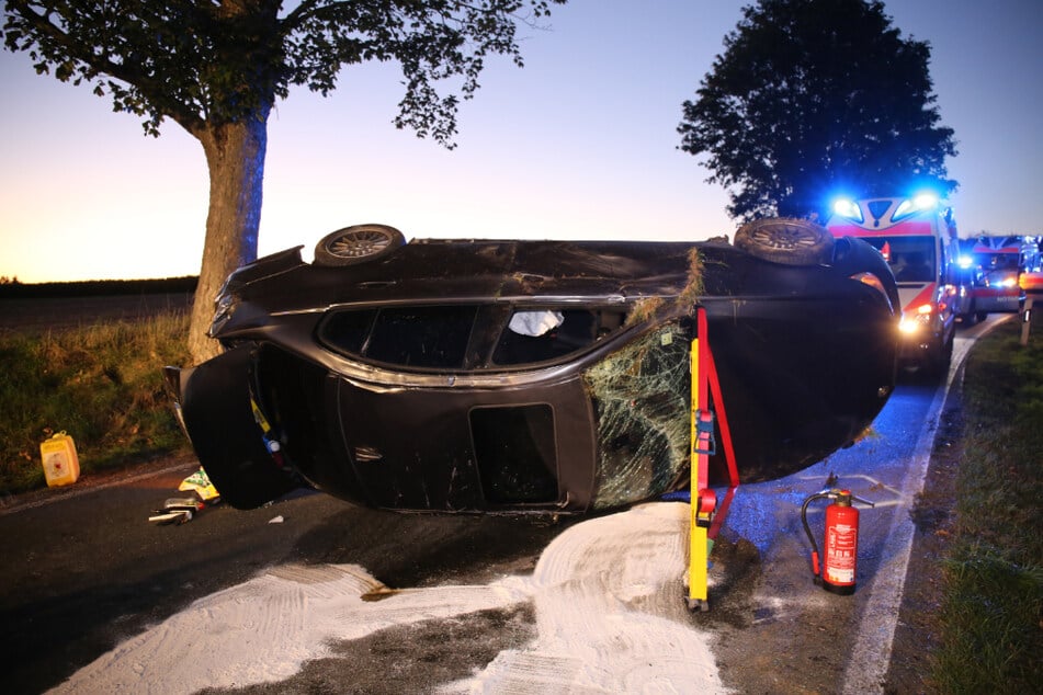 Das Auto überschlug sich und blieb auf der Straße liegen.