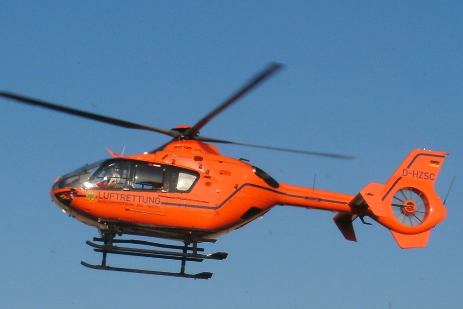 Der schwerverletzte Motorradfahrer wurde mit einem Rettungshubschrauber in eine Klinik geflogen.