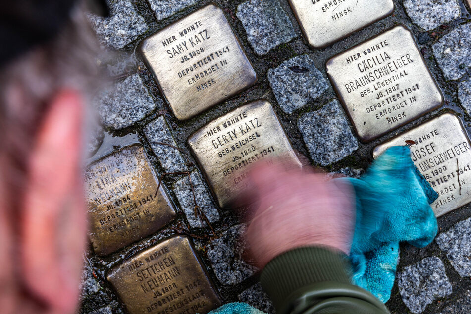 Neben der Reinigung wollen die Schüler auch Blumen an den Stolpersteinen niederlegen. (Symbolbild)