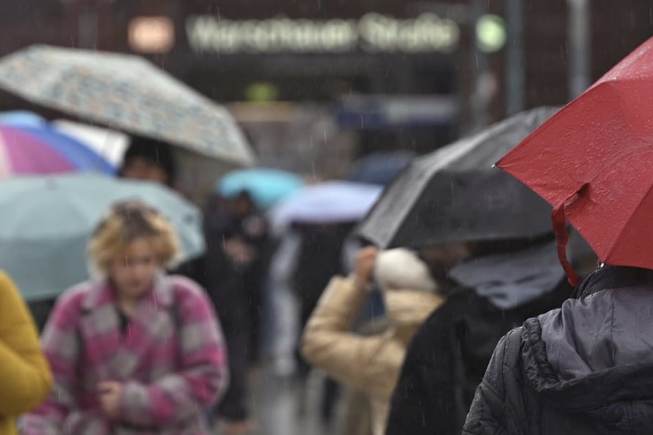 Regenalarm zum Karneval: Köln muss sich warm anziehen