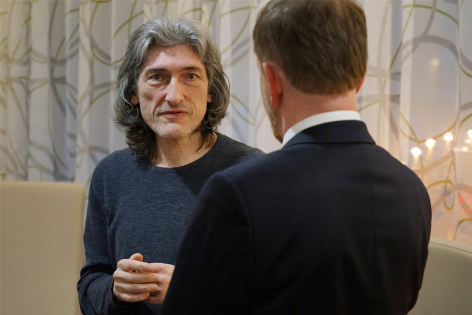 Am Ende des Besuchs klappte es dann aber doch noch und Mattukat berichtete Kretschmer über eine speziell astronomische Position der Sonne in unserer Galaxis zur nördlichen Wintersonnenwende, die sich erst in rund 25.000 Jahren wiederholen wird.