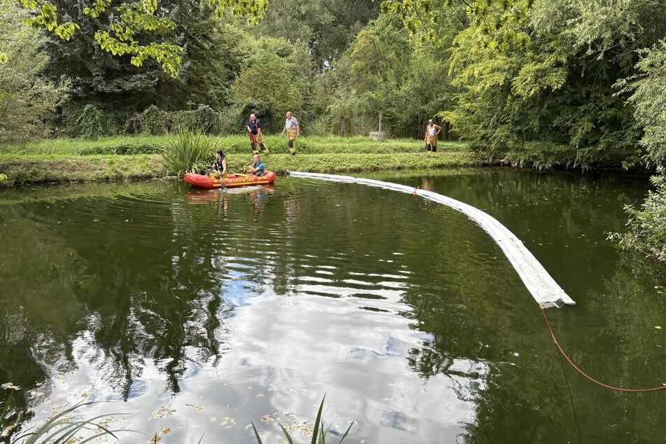 Mit einem Schlauchboot gingen die Kameraden zu Wasser und brachten einen Ölbinder zum Einsatz.