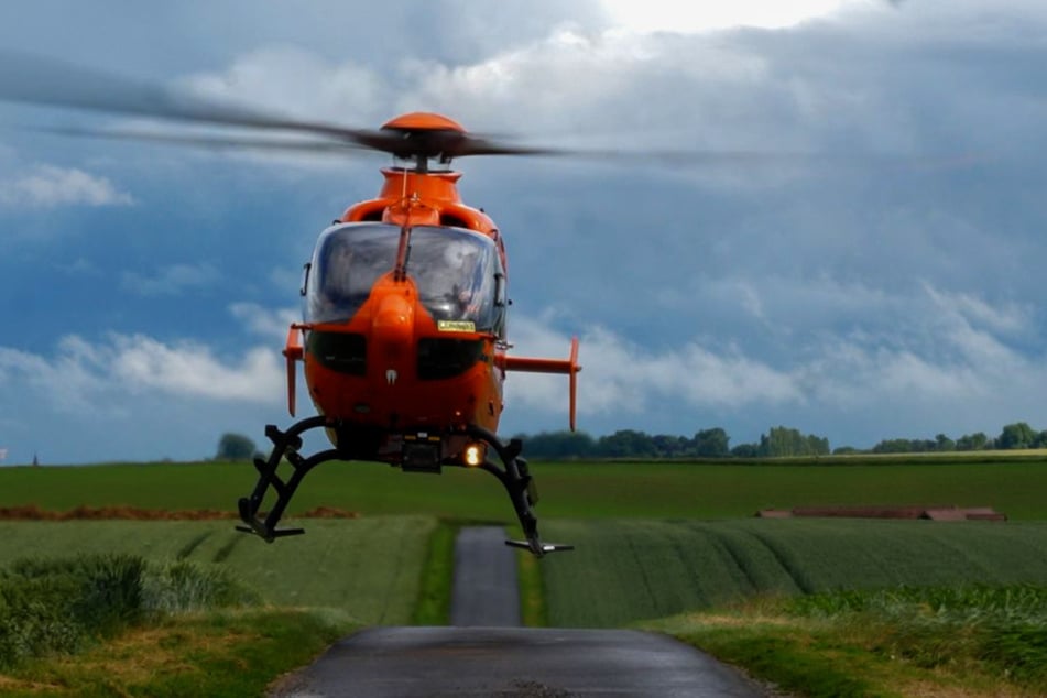 Ein Rettungshubschrauber brachte die Schwerverletzte in eine Klinik.