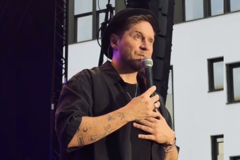 Sänger Johannes Oerding (43) hat bei seinem Konzert in Regensburg für einen Gänsehautmoment gesorgt.