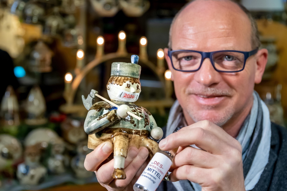 Jens Böttger (52), Chef von Heyde Keramik aus Jahnsdorf, hat dem Bergmann-Kantenhocker Mundschutz und Desinfektionsmittel verpasst.