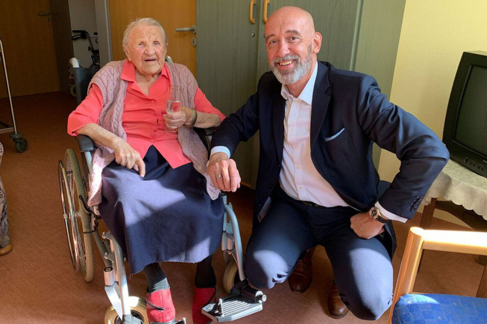 Anna Cernohorsky (l.) an ihrem 112. Geburtstag mit OB Alexander Ahrens (56) im Jahr 2021.