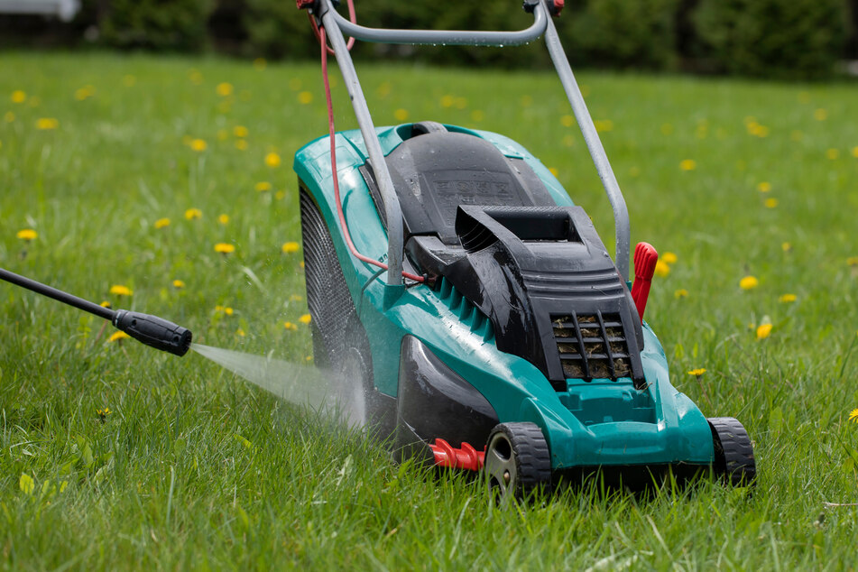 Gartengeräte wie der Rasenmäher sollte man regelmäßig reinigen.