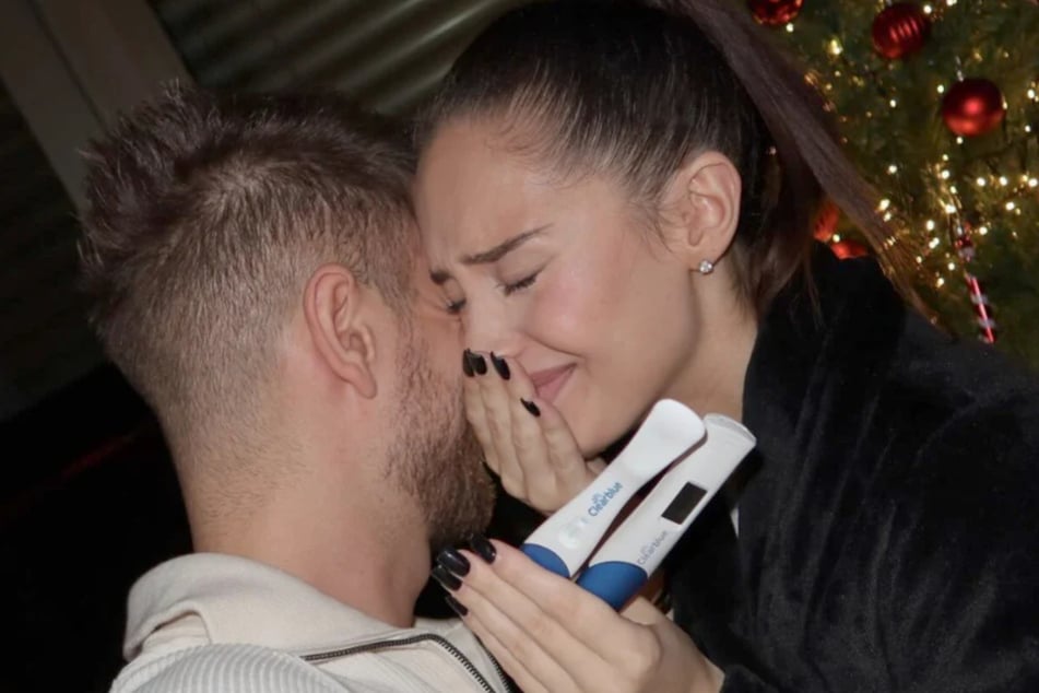 An Weihnachten machten die beiden Influencer die Schwangerschaft über Instagram öffentlich.
