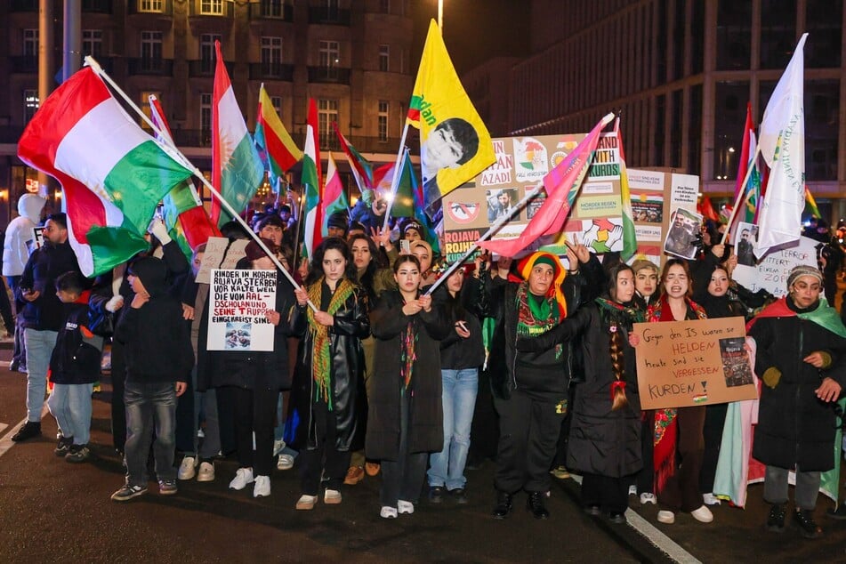 "Gegen den IS waren sie Helden, heute sind sie vergessen: Kurden!", steht auf dem Plakat einer Demonstrationsteilnehmerin.