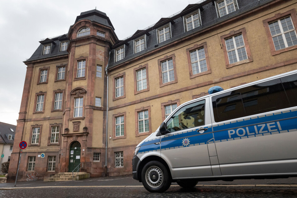 Ein Polizeiauto steht vor dem Amtsgericht Weimar. Wegen des umstrittenen Corona-Masken-Urteils des Weimarer Richters hat die Polizei 14 Objekte in mehreren Bundesländern durchsucht. (Archivbild)