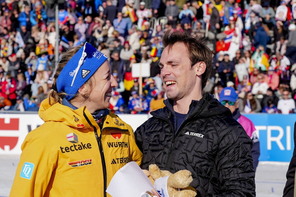 Die frischgebackene Gesamtweltcupsiegerin Franzi Preuß (31) strahlte nach dem Saisonfinale in Oslo mit ihrem Lebensgefährten Simon Schempp (36) um die Wette.