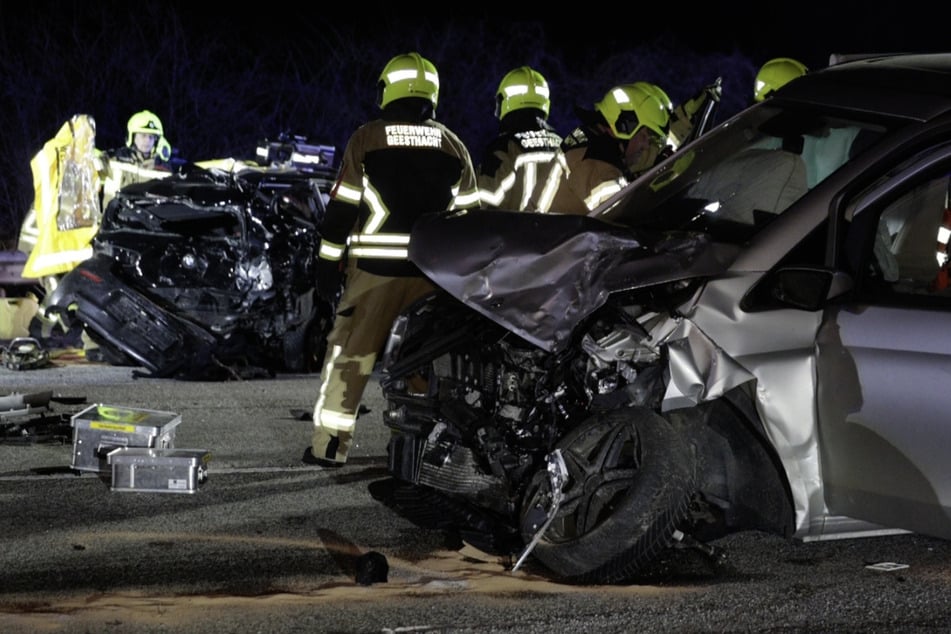 In Geesthacht sind am Sonntagabend zwei Autos an einer Ampel ineinander gekracht.