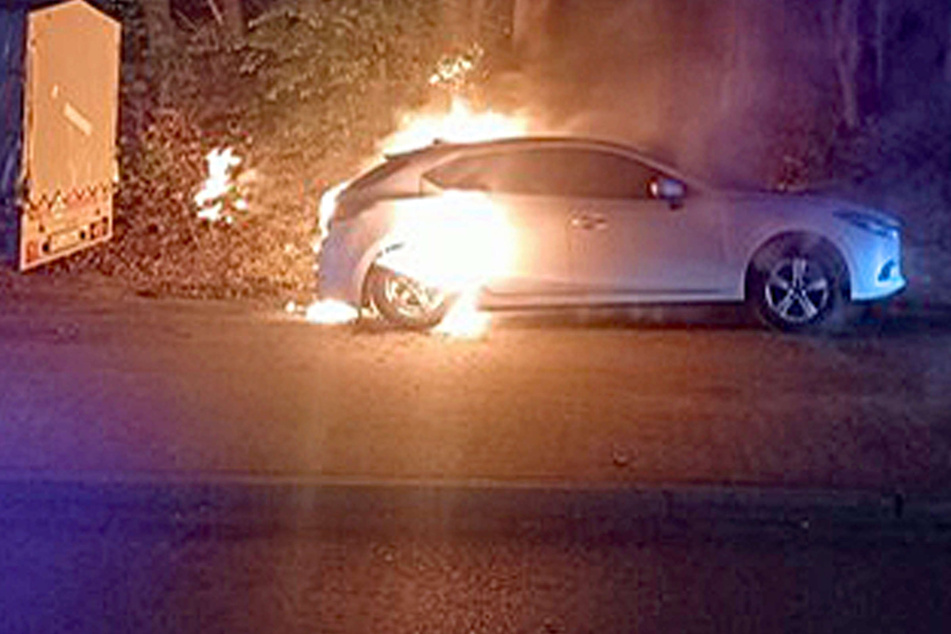 Auto steht lichterloh in Flammen: Polizei äußert düsteren Verdacht