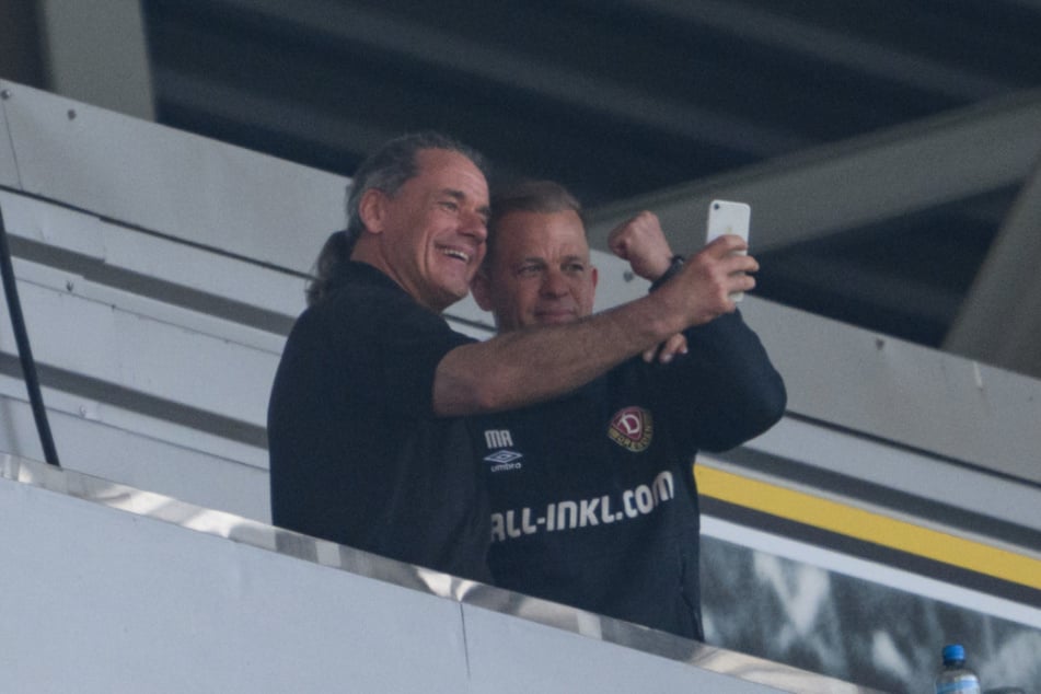 SGD-Coach Markus Anfang (48, r.) stand auf der Tribüne auch für Selfies zur Verfügung. Ein Ordner nutzte die Gelegenheit.