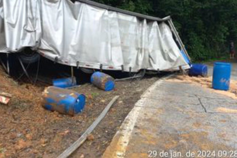 Der Truck wurde nach einem Schaden an den Bremsen völlig zerstört. In diesen blauen Fässern sollte die gefährliche Substanz transportiert werden.