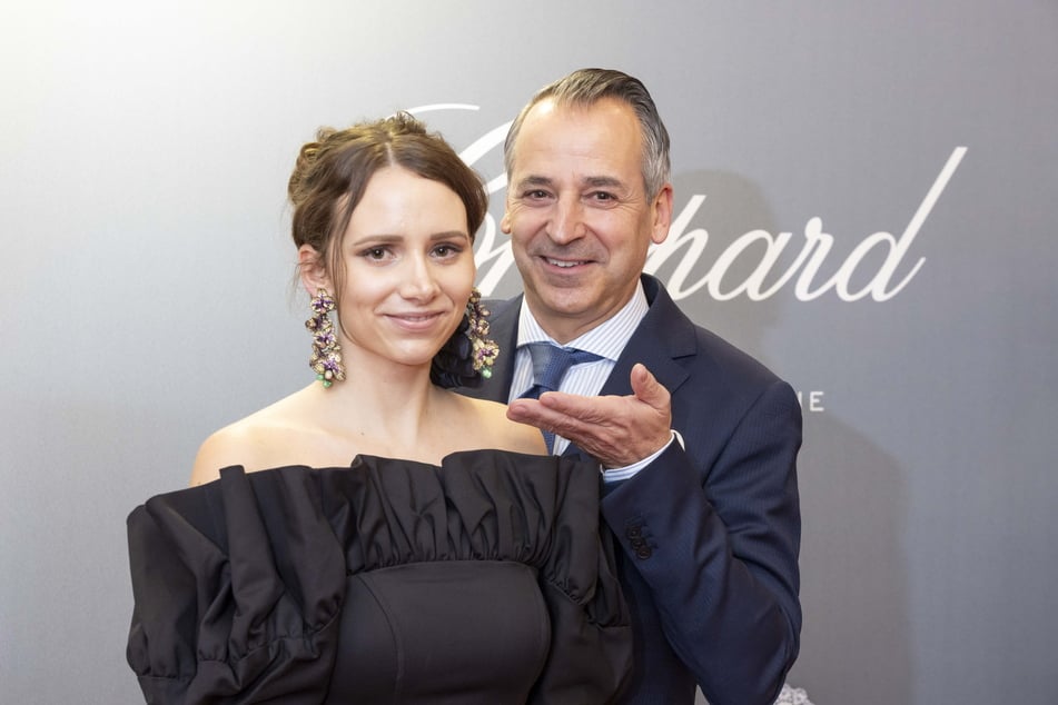 Chopard-Manager Martin Brunner (53) schmückt Model Laura (27) mit den 1 Million Euro teuren Orchideen-Ohrringen.