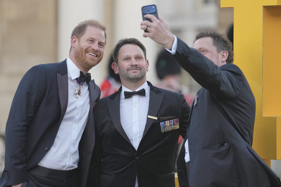 Gemeinsam mit ehemaligen Soldaten posiert Harry bei den Invictus Spirit Awards.