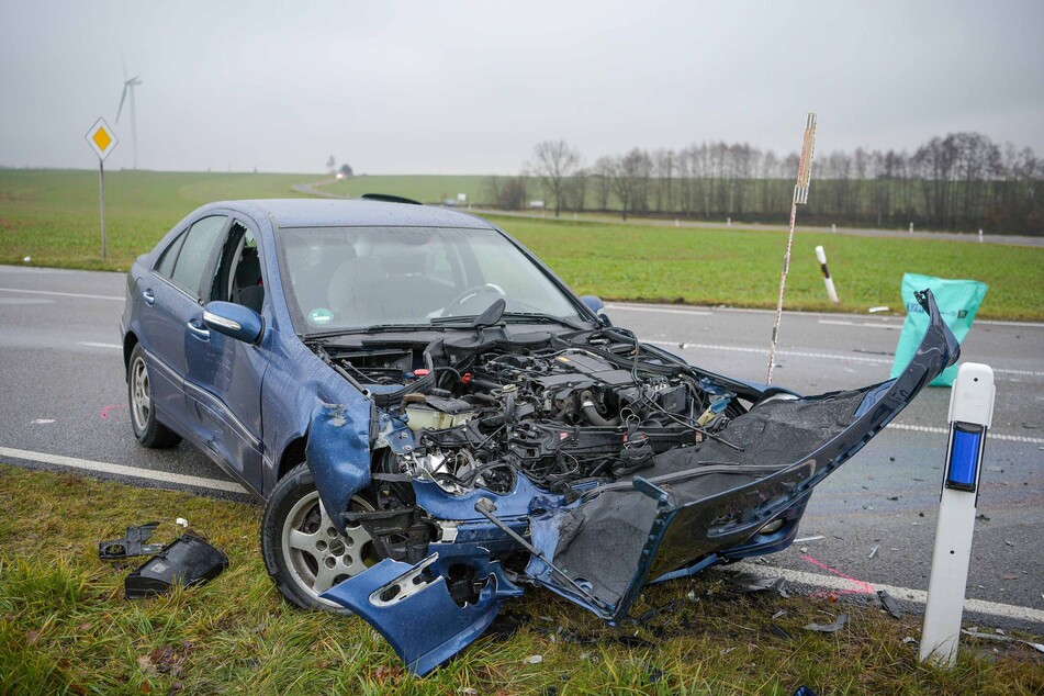 Auch der zweite Mercedes wurde bei dem Unfall massiv beschädigt.