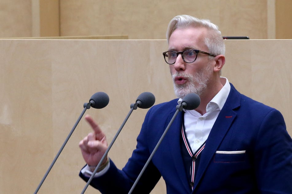 Thüringens Kulturminister Benjamin-Immanuel Hoff (45, Linke) appelliert an den Anstand des Menschen Björn Höcke.