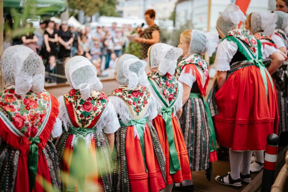 Sorbischer Brauch mit Tracht, Tanz und Musik mitten in Hoyerswerda.