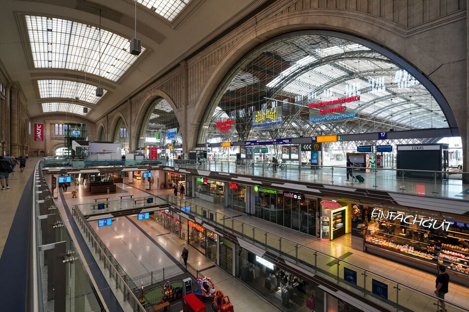 Eine Frau griff am Dienstag eine Polizistin im Leipziger Hauptbahnhof an.