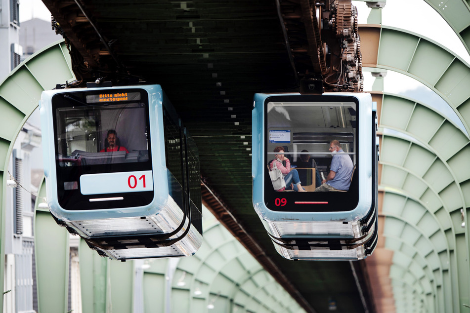 Mysteriöse Schäden: Weltbekannte Wuppertaler Schwebebahn geht werktags außer Betrieb!