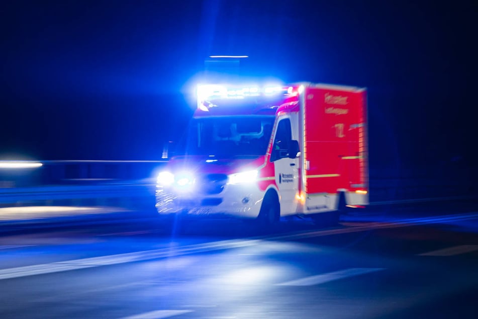 Der 62-Jährige musste schwer verletzt ins Krankenhaus gebracht werden. (Symbolfoto)