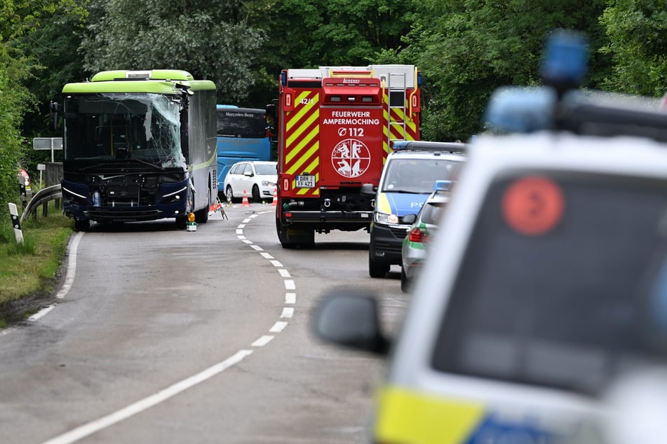 Zahlreiche Rettungskräfte kümmerten sich um die Verletzten vor Ort.