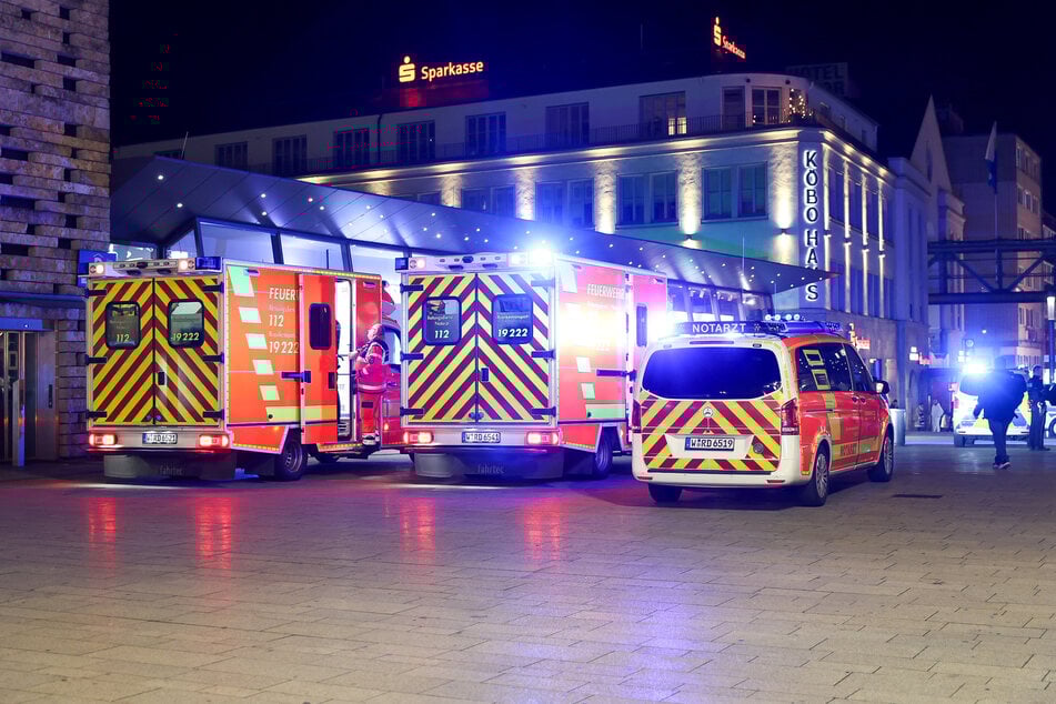 Rettungskräfte kümmerten sich am Donnerstagabend um beide Männer und brachten sie in ein Krankenhaus.