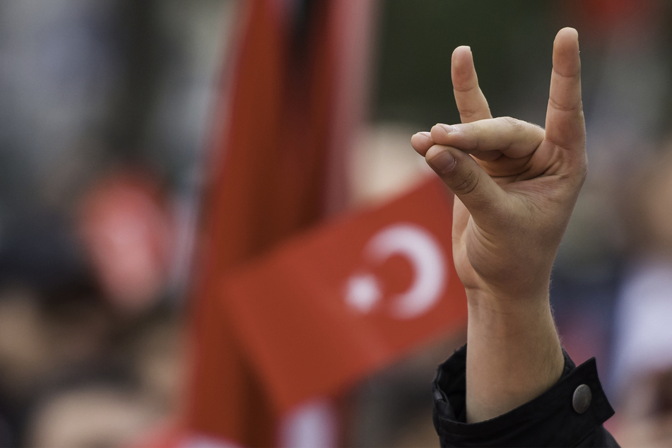 Eine Hand zeigt den "Wolfsgruß" der Grauen Wölfe während einer Pro-Türkischen Demonstration. Graue Wölfe ist die Bezeichnung für die ultranationalistische Bewegung aus der Türkei. (Archivbild)