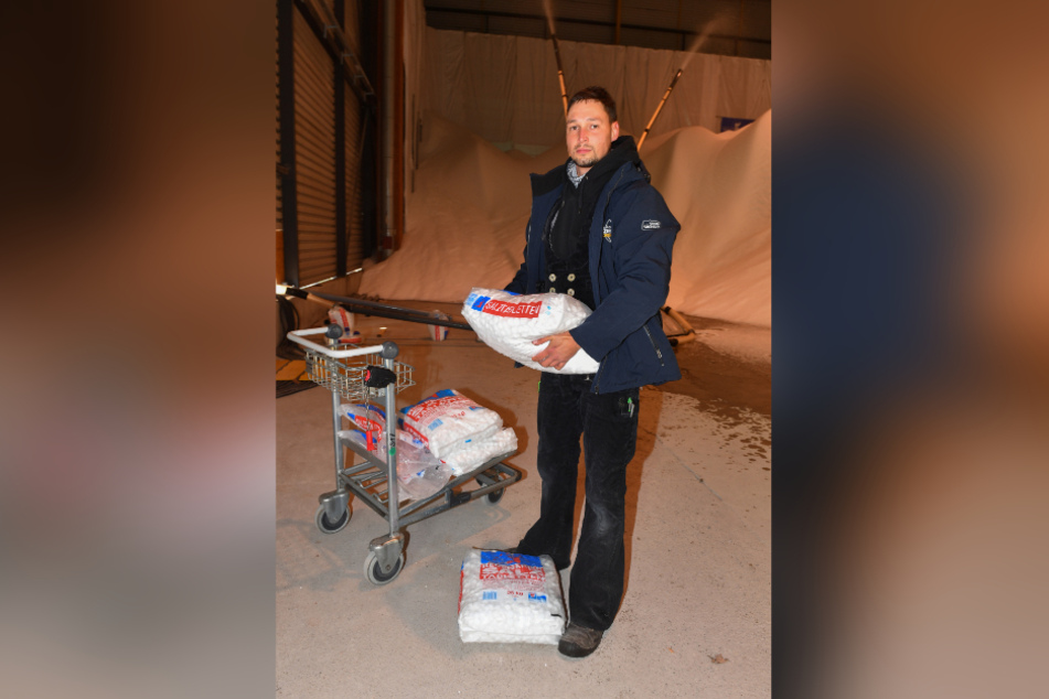 Ludwig Lehmann (31) mit den Säcken voller Brezelsalz, das die Maschinen zur Schnee-Produktion brauchen.