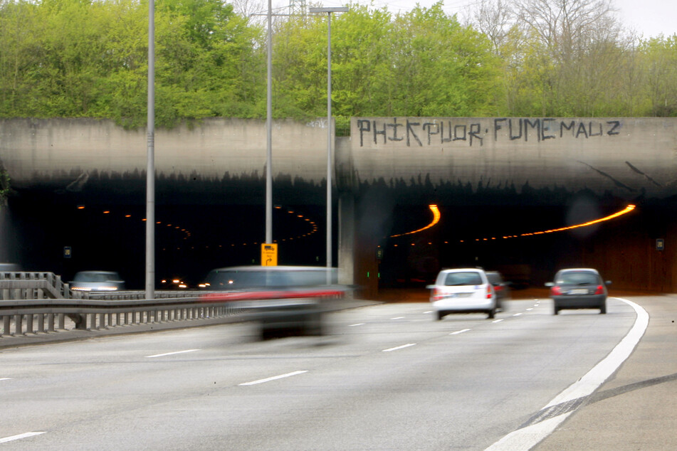 Ein junger Autofahrer wurde verurteilt, weil er mit viel zu hohem Tempo durch den Düsseldorfer Uni-Tunnel gerast ist.