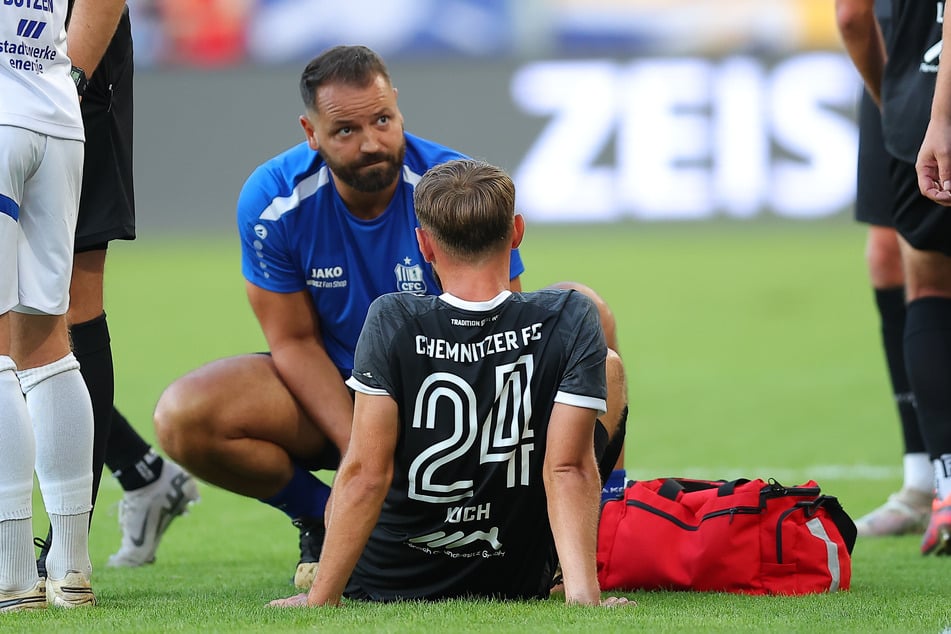 Auch Jan Koch (28, Nummer 24) musste verletzt vom Platz. Er zog sich einen Bänderriss zu.