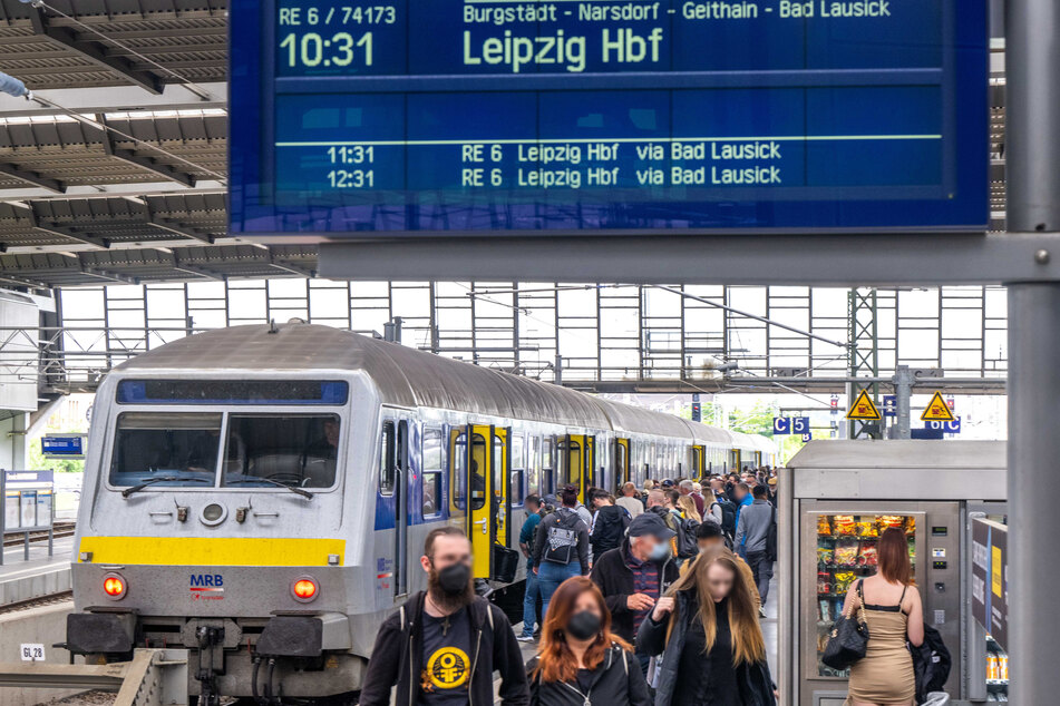 Zugreisende steigen am Hauptbahnhof Chemnitz in den RE6 nach Leipzig ein.