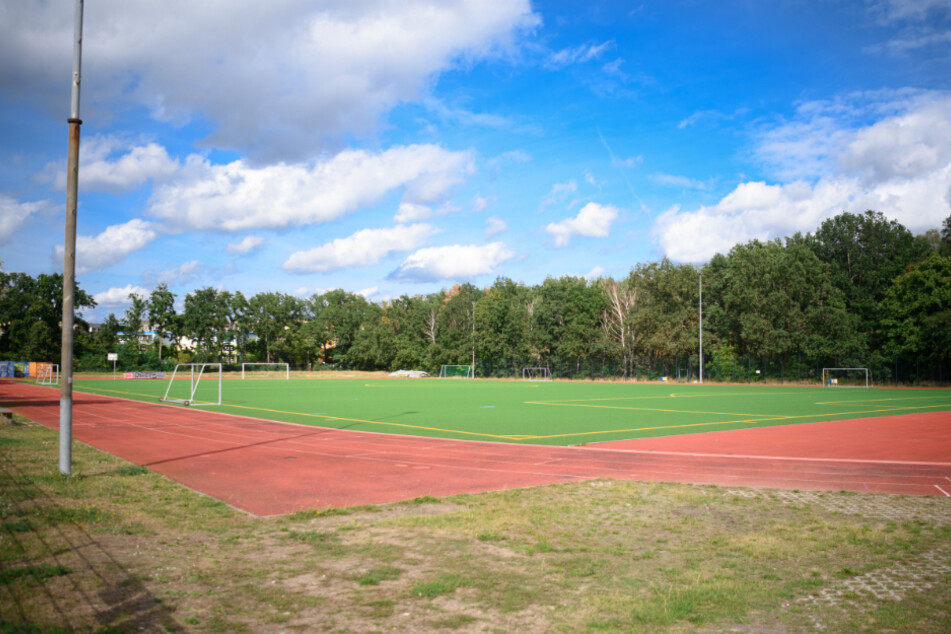 Ein leerer Sportplatz. Der Spielbetrieb steht in den meisten Sportvereinen seit langem still.