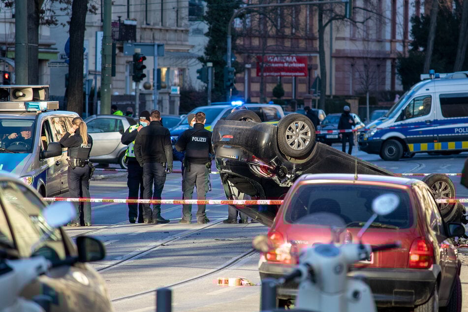 Das Auto überschlug sich nach dem Unfall.