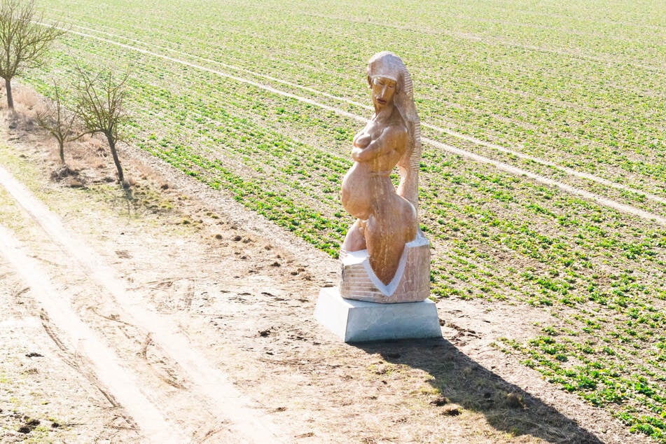 Die Statue, die eine nackte schwangere Frau zeigt, sorgt für Aufsehen und Diskussionen.