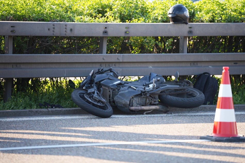 Die Landstraße wurde abgesichert und das Motorrad abgeschleppt.