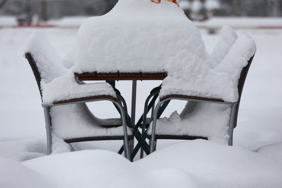 Eine dicke Schneeschicht liegt auf den Bänken eines Imbissbetriebes in Nordthüringen.