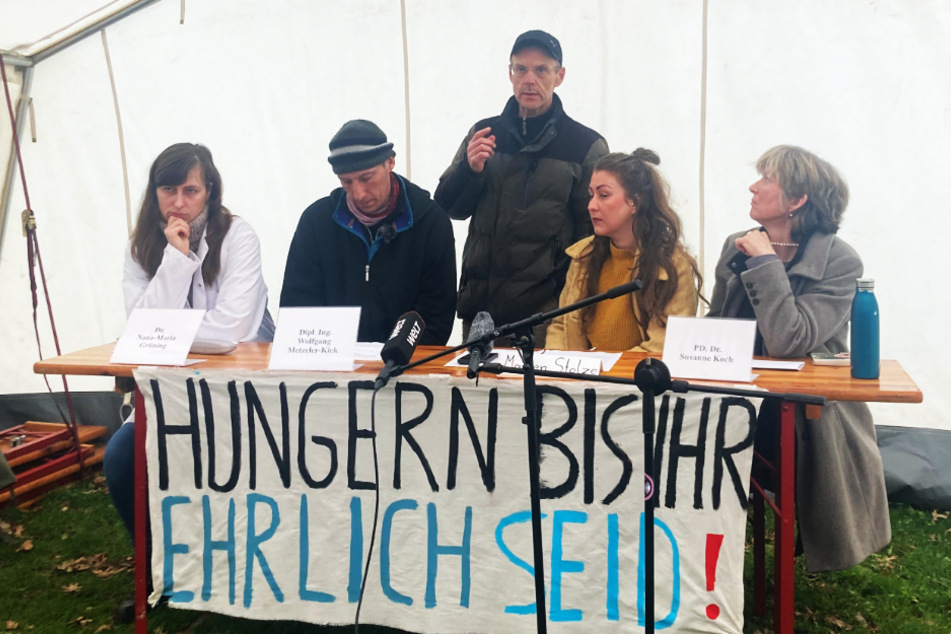 Dr. Nana Maria Grüning (v.l.n.r.), Dipl.-Ing. Wolfgang Metzeler-Kick (49), Richard Cluse (57), Marlen Stolze ("Letzte Generation") und Dr. Susanne Koch nahmen an der Pressekonferenz am Freitag in Berlin teil.
