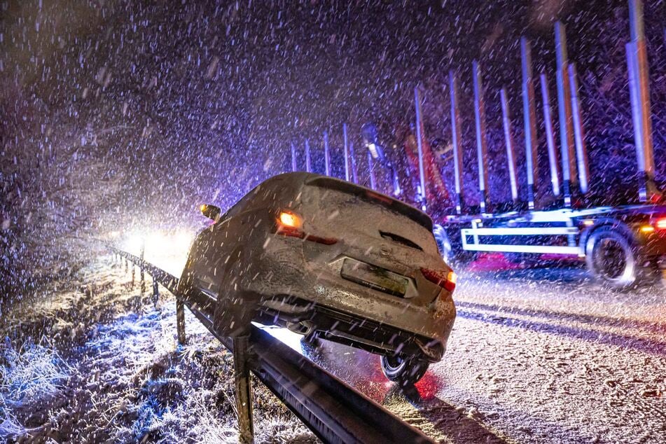 Mit zwei Rädern auf der Leitplanke gelandet: Ein Nissan verunfallte am Montagabend auf der B92 bei Plauen.