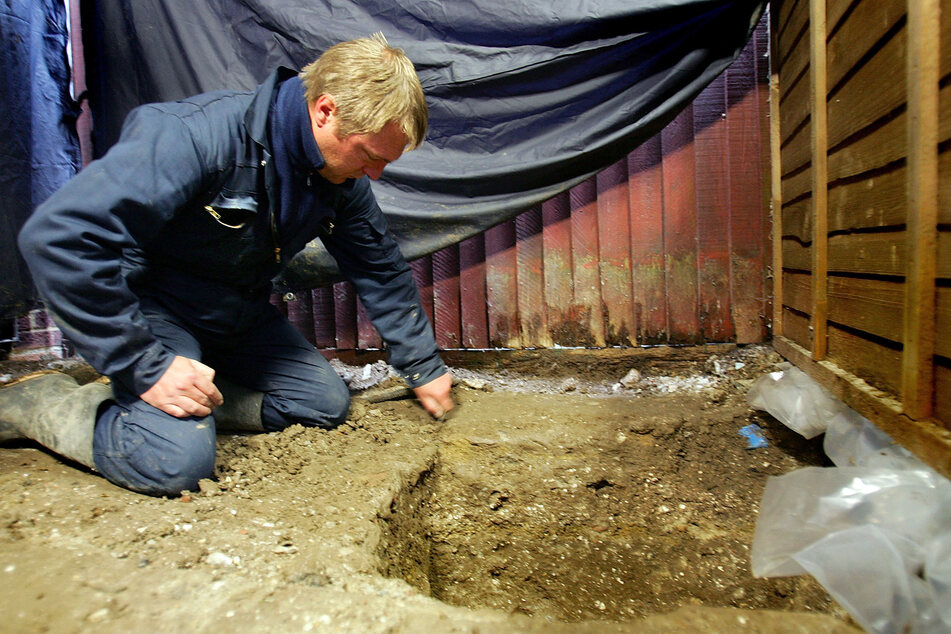 Ein Forensiker, der 2007 die Stelle untersucht, an der Dinah McNicol († 18) Leiche gefunden wurde.
