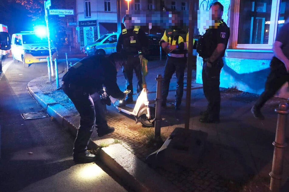 Polizisten untersuchen den Miet-Roller, der in den Unfall verwickelt gewesen ist.